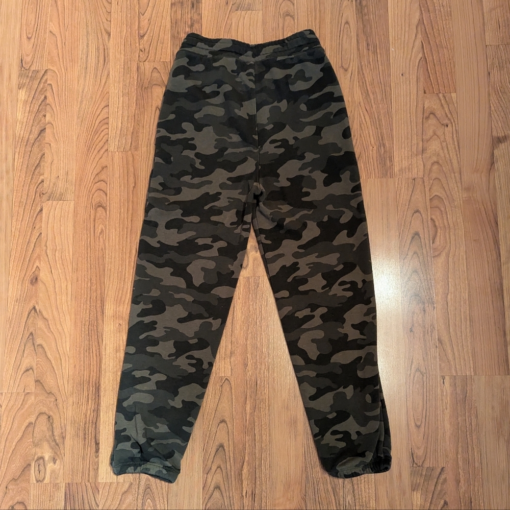 Boys Old Navy Camo Jogger Pants in Olive Green, Size L (10-12) - Picture 2 of 4